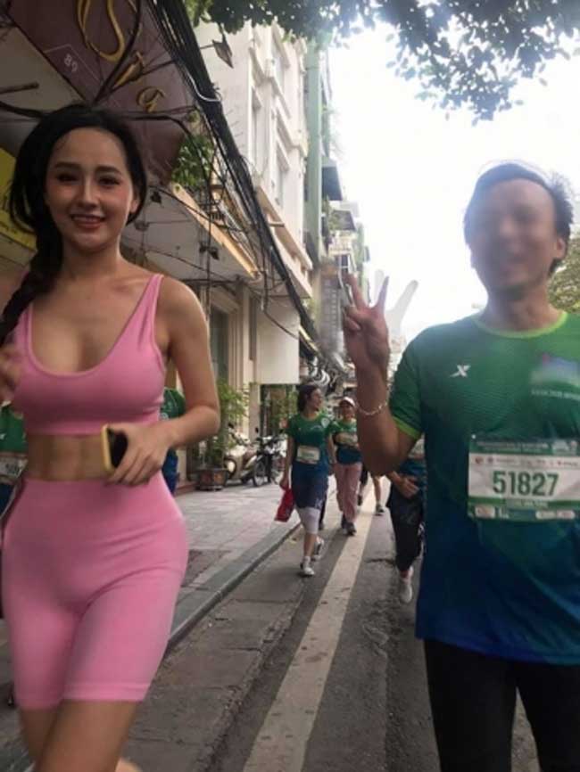 Cô từng chia sẻ nhiều khoảnh khắc tập gym với người hâm mộ về hành trình giảm cân gian khó. Giờ thì ống kính của 'team đi đường' cũng không thể làm khó được nàng hoa hậu nổi tiếng nhất lịch sử cuộc thi Hoa hậu Việt Nam.
