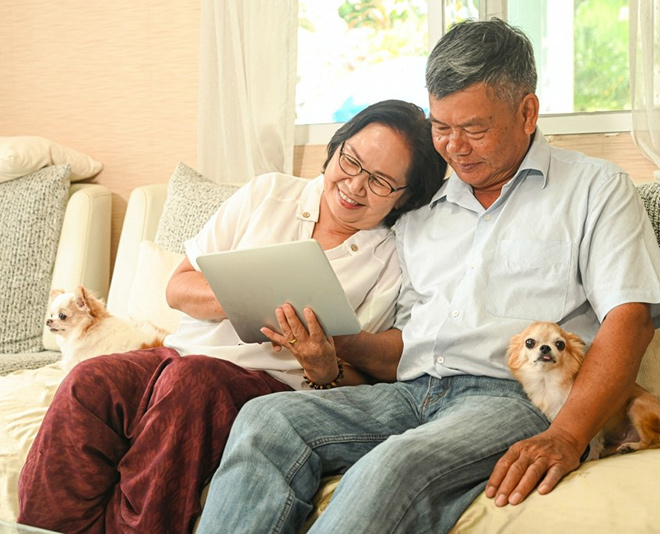Có Nacurgo, cô Trần Thị Mai Hương và chồng đều thấy việc chăm sóc má nằm liệt nhẹ nhàng hơn rất nhiều