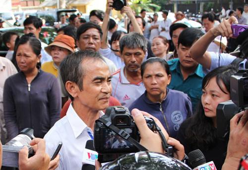 Ông Huỳnh Văn Nén trong “vòng vây” của báo chí trong ngày được xin lỗi công khai.