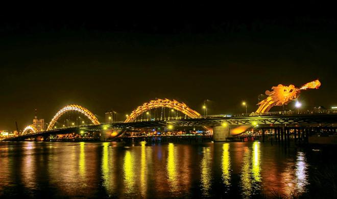 Cầu Rồng - Đà Nẵng se phun nước và phun lửa liên tục trong 3 đêm&nbsp; để phục vụ du khách và người dân du xuân&nbsp;Tết Âm lịch 2021