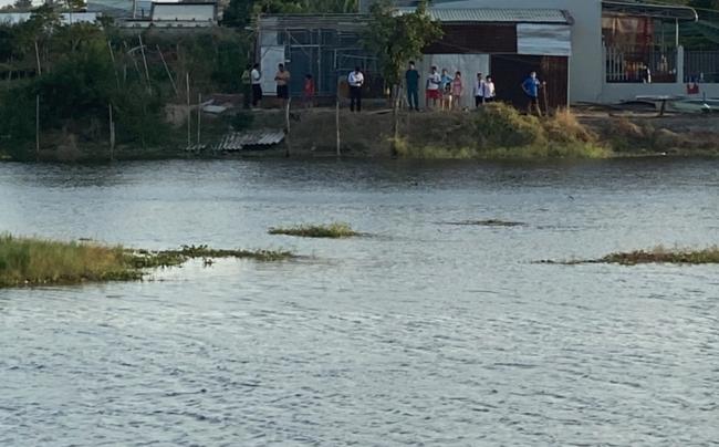 Người dân và chính quyền địa phương tìm phương án vây bắt cá sấu dưới hồ