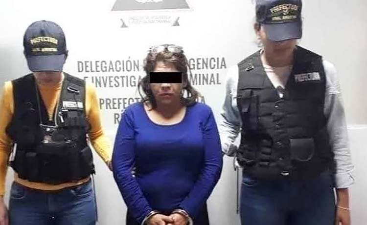 Leonora R bị cảnh sát bắt giữ sau khi dùng dao đâm chồng do ghen tuông mù quáng. Ảnh: Twitter