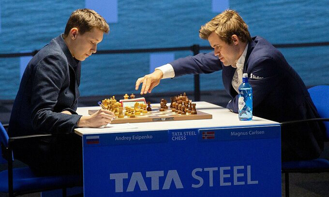 Carlsen (phải) để thua kỳ thủ 18 tuổi sau 38 nước tại giải Tata Steel Masters 2021