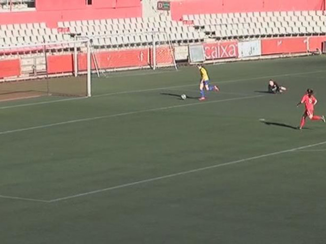 Bóng đá - "Tròn mắt" nữ cầu thủ phút 89 solo toàn sân, siêu phẩm ví như Maradona