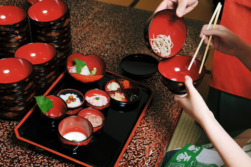 Khoảng 15 bát mì nhỏ sẽ bằng một suất mì bình thường chúng ta hay ăn (Ảnh: Goin’Japansque)