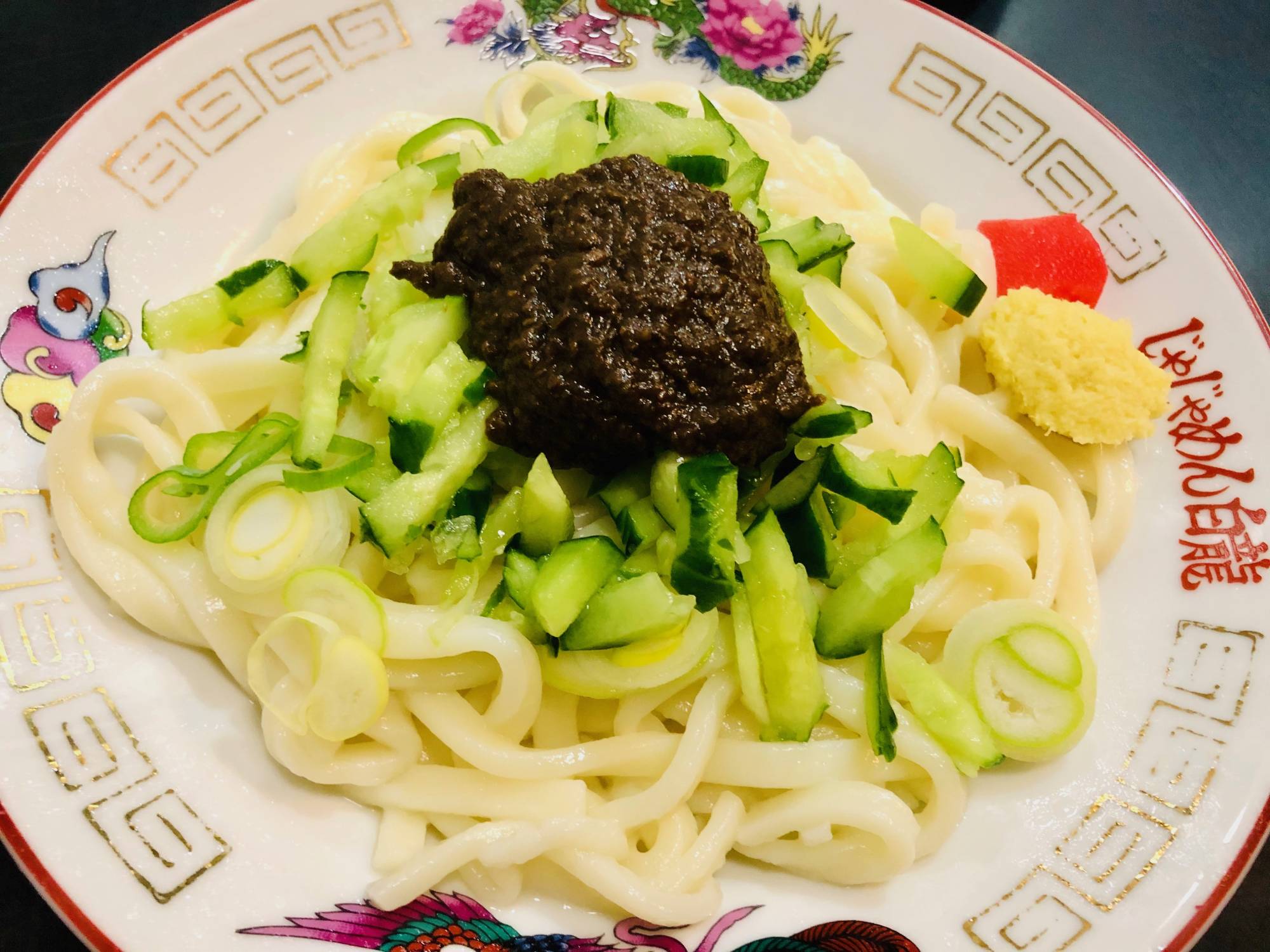 Món jajamen lấy cảm hứng từ mì đen ở Trung Quốc (Ảnh: Louise George Kittaka)