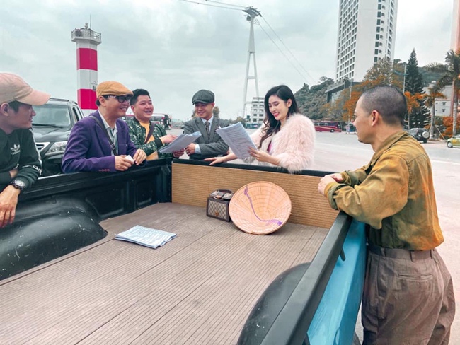 Đại gia chân đất 11 được quay chính ở Quảng Ninh. Nữ diễn viên 9X cho biết, mỗi lần đi tới đâu đều được bà con ủng hộ nhiệt tình, vui vẻ.
