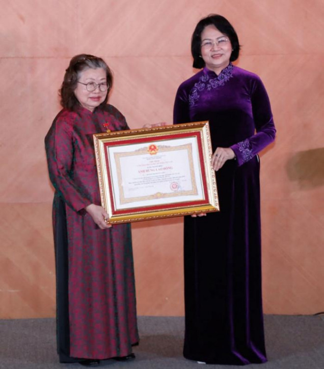 Phó Chủ tịch nước Đặng Thị Ngọc Thịnh thay mặt Đảng, Nhà nước trao tặng Danh hiệu Anh hùng Lao động thời kỳ đổi mới cho GS.TS. Huỳnh Thị Phương Liên