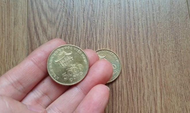 Để có được một đồng tiền xu cũ có mệnh giá 5.000 đồng, PV phải bỏ ra tối thiếu 20.000 đồng để mua.