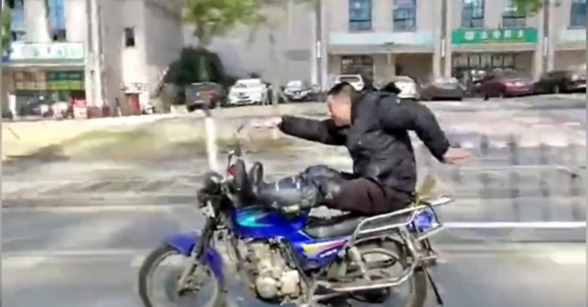 Thế giới xe - Lái bằng chân, người đàn ông múa may trên xe máy