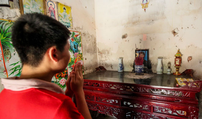 Mất mẹ, Đức Anh mong bố sẽ về tìm mình.