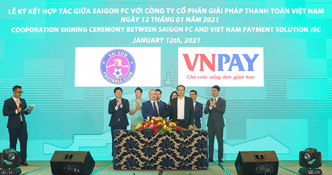 Ông Nguyễn Tuấn Lương (Phó Chủ tịch HĐQT VNPAY) ký hợp tác với đại diện SaiGon FC.