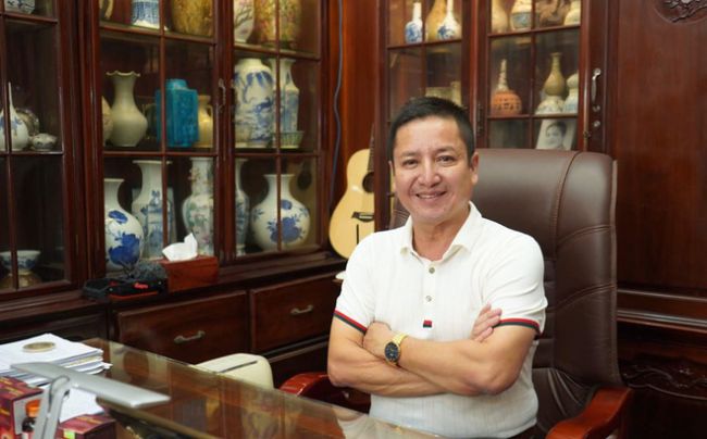 Sau hơn 3 năm trên cương vị mới, NSƯT Chí Trung "lèo lái" Nhà hát Tuổi trẻ vượt qua nhiều khó khăn, nhất là khi năm 2020 dịch bệnh COVID-19 bùng phát, các nhà hát phải đối mặt với nhiều thử thách.
