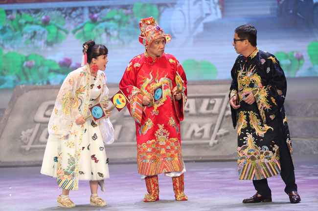 Quang Thắng vào vai Táo Kinh tế có màn khuấy động không khí bằng bản rap sôi động. Nghệ sĩ Chí Trung vào vai Táo Giáo dục với những câu nói hài hước, châm biếm.
