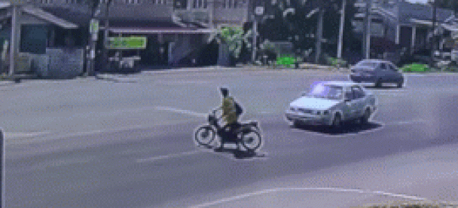Video: Thót tim lái xe máy sang đường bất cẩn bị ôtô hất tung - 1