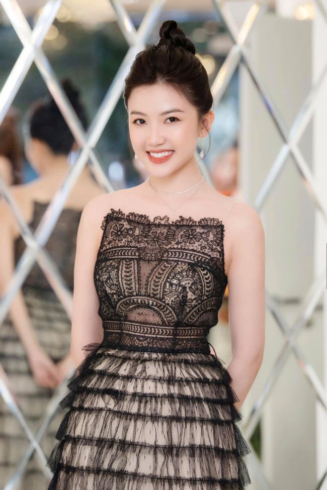Những chiếc váy liền thân điệu đà được Lương Thanh diện thường xuyên hơn cả để tôn nét dịu dàng, nữ tính. Nữ diễn viên ở ngoài đời được nhiều bạn bè, đồng nghiệp nhận xét là hiền lành, dễ thương, khác hẳn nhân vật mưu mô mà cô thể hiện trong phim.

