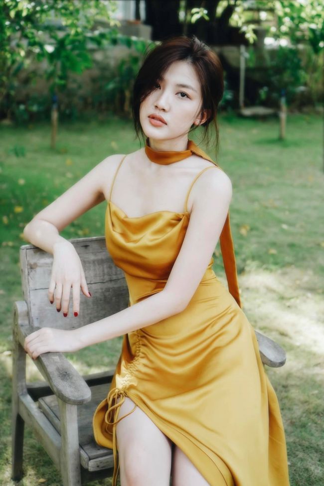 Khi vào vai Trà, Lương Thanh cũng chuẩn bị thêm một số váy áo gợi cảm, khoe lợi thế vòng một để phù hợp với tạo hình của nhân vật.
