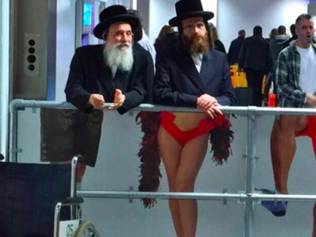 Tranh vui - Tình cờ "chộp" được khoảnh khắc trùng hợp khiến người xem bất ngờ