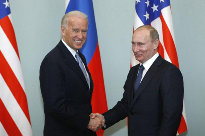 Sẽ không đơn giản để Tổng thống Mỹ Joe Biden (trái) vừa thực hiện chủ trương cứng rắn với Tổng thống Nga Vladimir Putin (phải), vừa duy trì không gian ngoại giao với Nga. Ảnh: AP