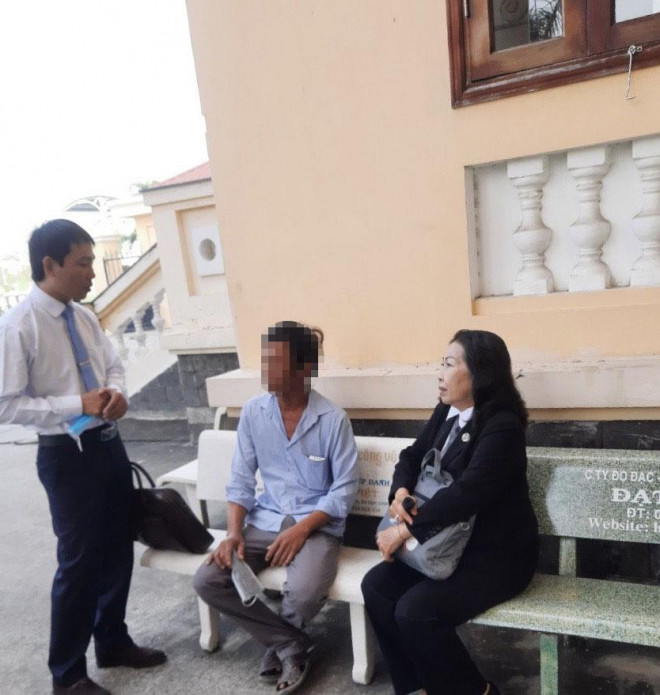 Đại diện gia đình bị hại cùng các luật sư đến phiên tòa xét xử bị cáo Nguyễn Thành Long