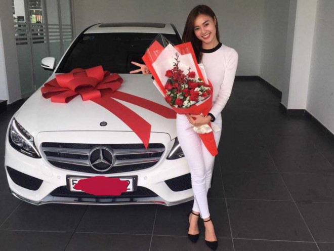 Lan Ngọc từng chia sẻ niềm vui nhận xế hộp trên trang cá nhân.