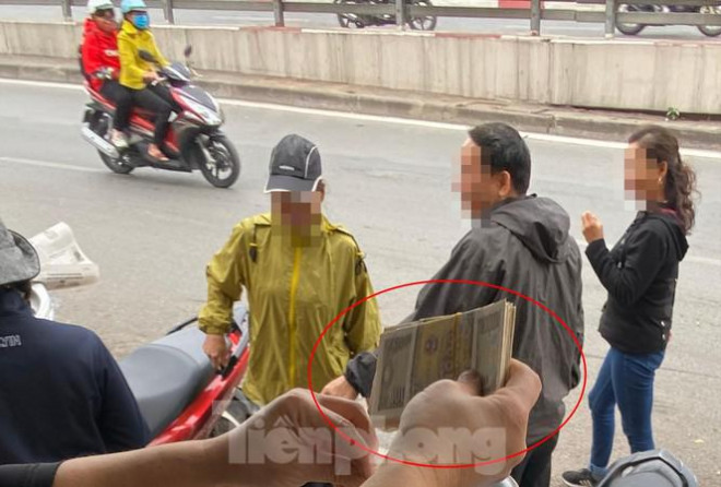 Công khai trao đổi tiền nơi cổng chùa