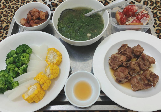 Không chỉ lo cơm nước, anh Cường còn tắm cho con, cho bé ăn, chơi cùng bé cho vợ nghỉ ngơi...