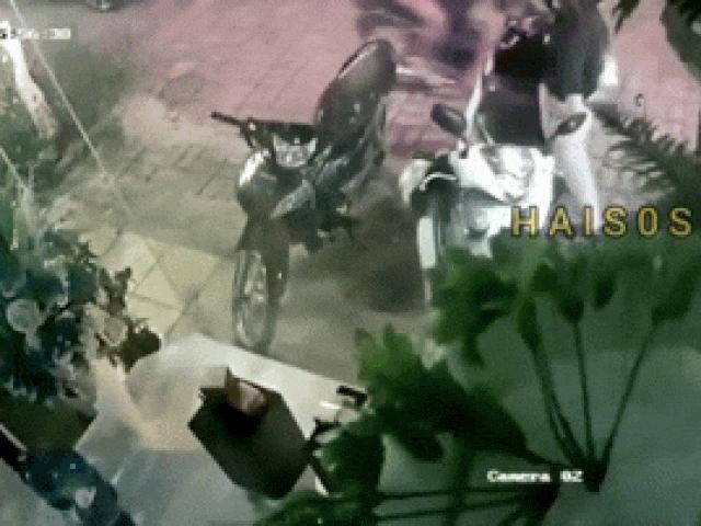 Media - Clip: Cô gái bị 2 đối tượng cướp túi xách chứa 50 triệu đồng trong nháy mắt