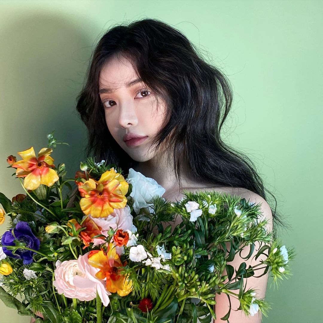 Xinh như mơ nhưng người đẹp Hàn Quốc này vẫn bị chê bởi chi tiết “là lạ” trên áo - 1