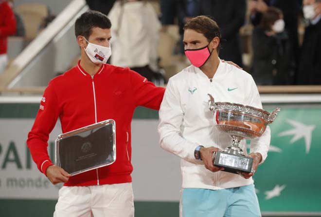 Djokovic (trái) thua Nadal tâm phục khẩu phục ở Roland Garros 2020