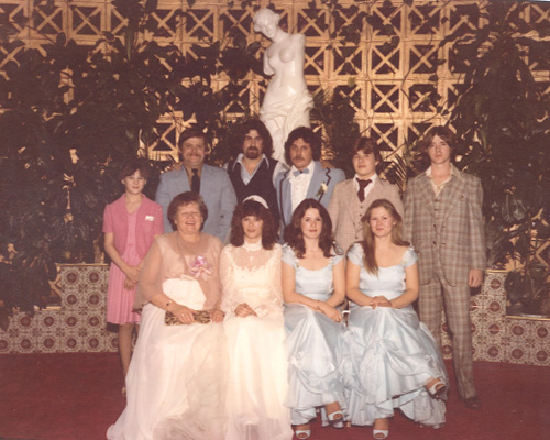 Cả gia đình Waters trong đám cưới của Betty Waters vào năm 1980