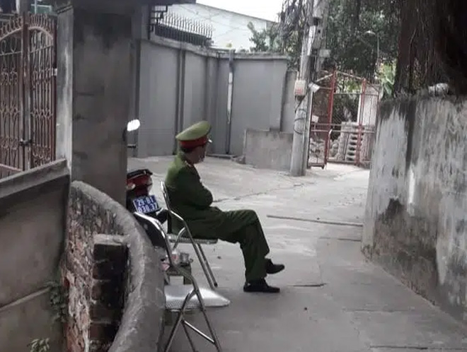 Lực lượng chức năng chốt chặn, cách ly nhà riêng của bác sĩ trở về từ Quảng Ninh.