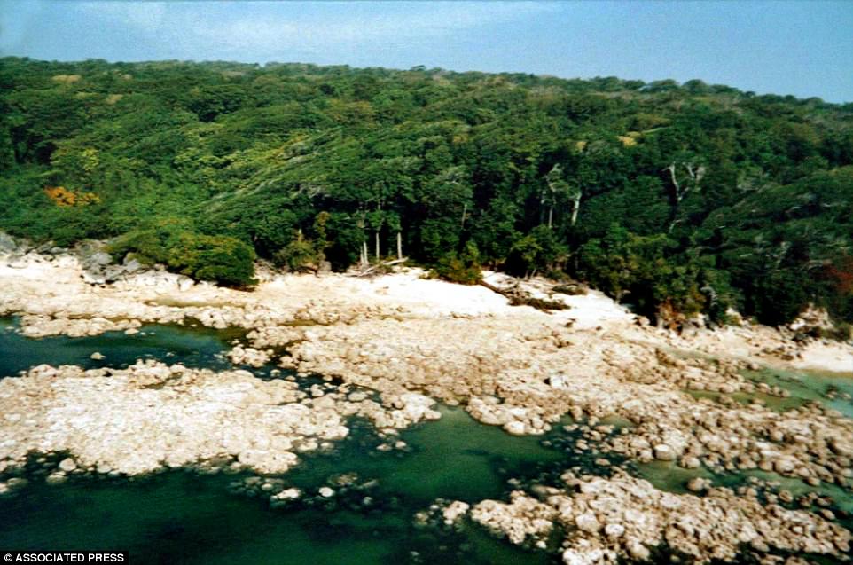 Hòn đảo cô lập nhất thế giới, ai tiếp cận cũng bị thổ dân bắn tên, ném đá - 6