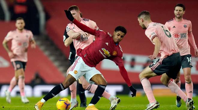 MU (áo đỏ quần trắng) vừa thua đau trước Sheffield United