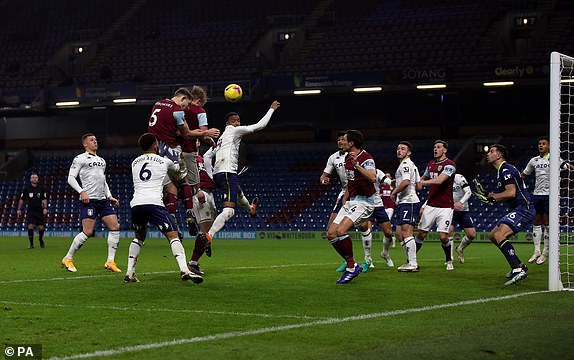 Video Burnley - Aston Villa: 5 bàn kịch tính, phần thưởng cho kẻ rượt đuổi - 1