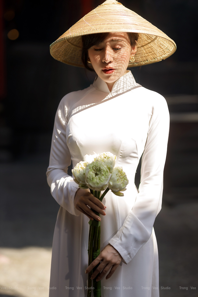 "Bà Tưng" - Lê Thị Huyền Anh đón năm 2021 bằng một ảnh áo dài nền nã. 
