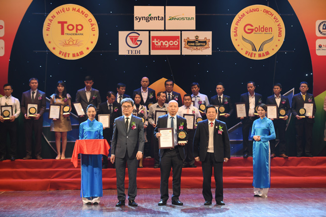Ông Đàm Quang Hùng đại diện cho thương hiệu viên uống Diamond White nhận giải thưởng này.