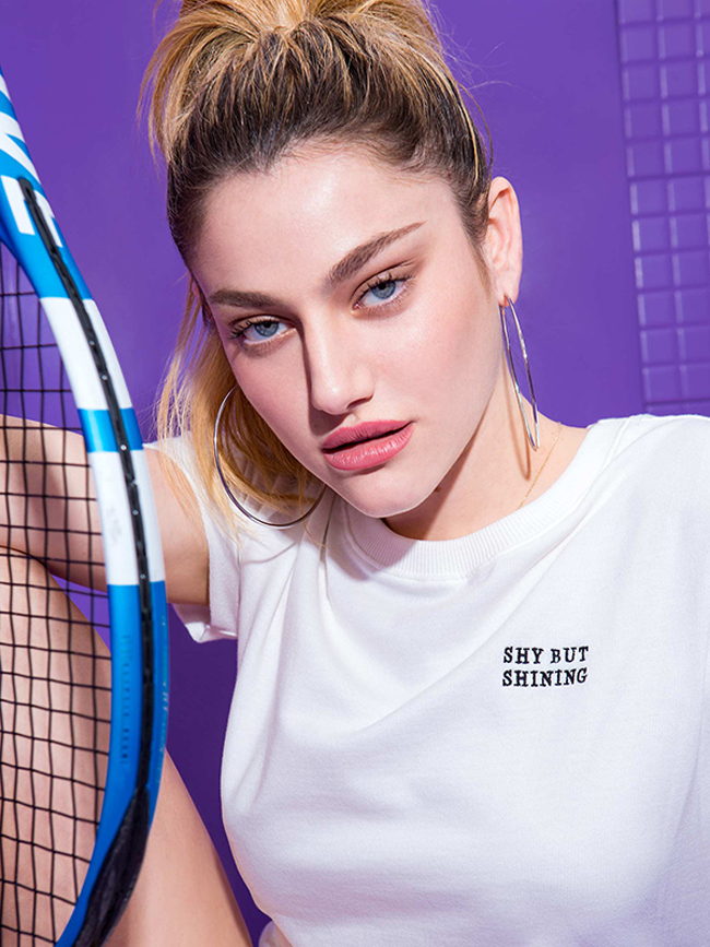 Adi Spiegelman sinh năm 1999, cô thể hiện năng khiếu chơi tennis từ năm 9 tuổi.
