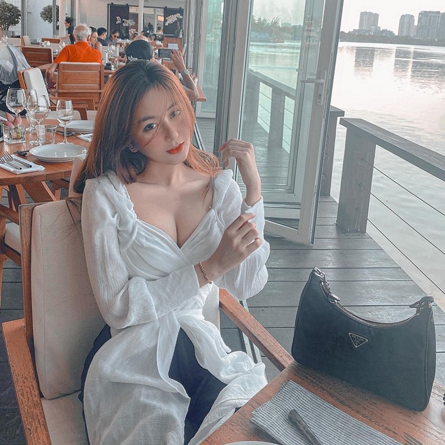 Không những thế, Võ Ngọc Trân còn được báo Trung và Hàn tung hô, khen ngợi nhờ nhan sắc rạng rỡ.
