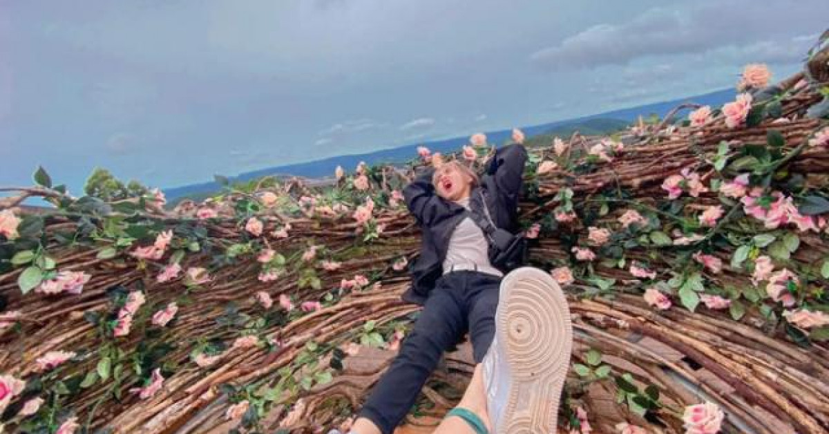 Bạn trẻ - Cuộc sống - Cô gái đi Đà Lạt không chịu về, bị bạn “kéo chân” nhăn nhó khiến ai xem cũng cười bò