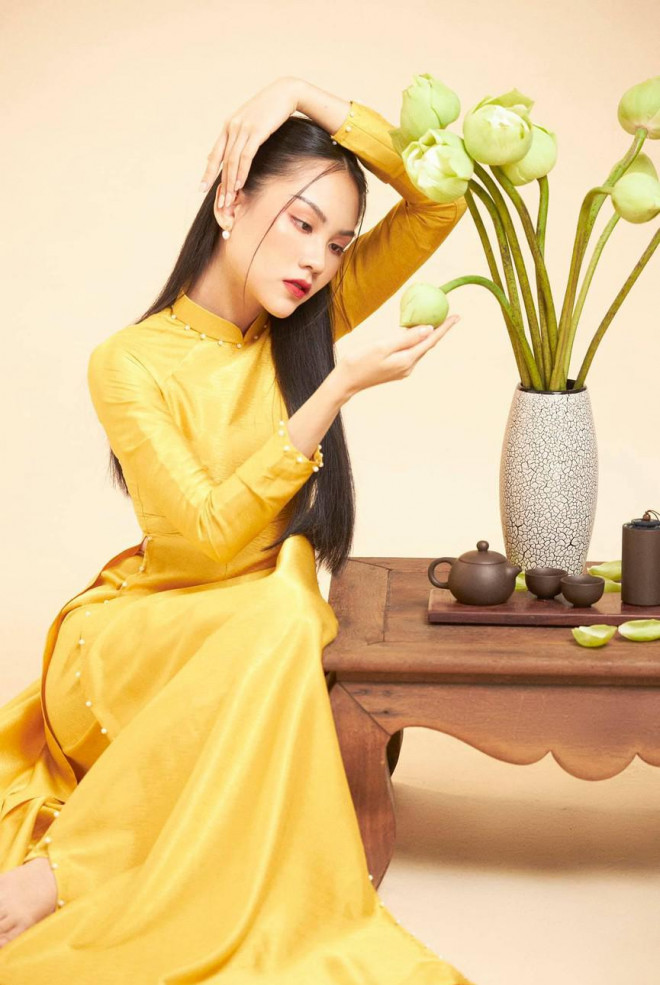 Người đẹp Nhân ái Huỳnh Nguyễn Mai Phương mặc áo dài chụp ảnh bên hoa sen đẹp như tranh - 1