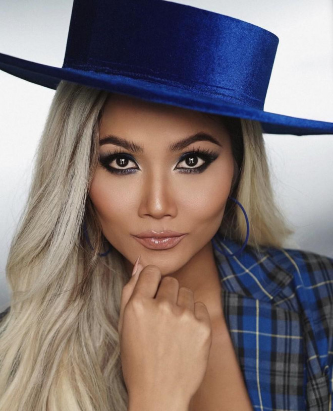 Hoa hậu Đỗ Thị Hà xinh đẹp nền nã với áo dài, H'Hen Niê hoá búp bê barbie nóng bỏng - 2