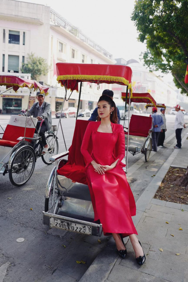 Hoa hậu Đỗ Thị Hà xinh đẹp nền nã với áo dài, H'Hen Niê hoá búp bê barbie nóng bỏng - 12