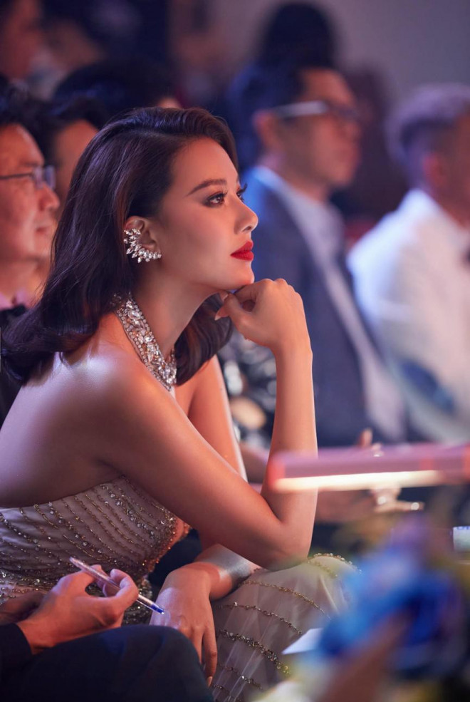 Hoa hậu Đỗ Thị Hà xinh đẹp nền nã với áo dài, H'Hen Niê hoá búp bê barbie nóng bỏng - 10