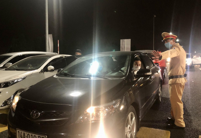 Có hàng trăm lượt phương tiện, chủ yếu là xe ôtô cá nhân đã quay lại, không vào tỉnh Quảng Ninh khi được lực lượng chức năng làm nhiệm vụ tại chốt cầu Bạch Đằng khuyến cáo
