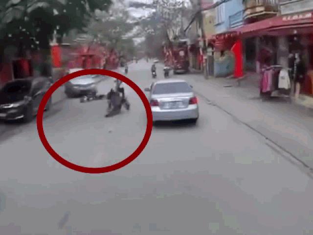 Media - Clip: Tài xế ô tô đánh lái xuất thần, cứu mạng nữ sinh trong gang tấc