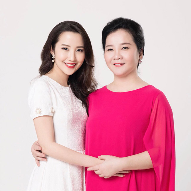 Mẹ&nbsp;Primmy Trương&nbsp;là bà Võ Thị Xuân Trang - hiệu trưởng trường John Robert Powers Việt Nam, nơi&nbsp;dành cho hội con nhà giàu.
