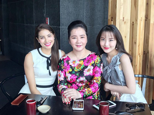Mẹ&nbsp;của Primmy Trương cũng&nbsp;từng đảm nhận vị trí giám khảo của Hoa hậu Hoàn vũ Việt Nam 2017 nên được nhiều ngôi sao giải trí Việt kiêng nể.
