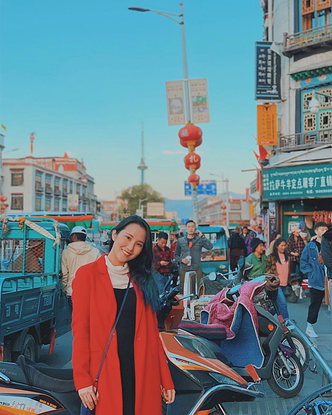 Trang Instagram của cô có hơn 100 ngàn lượt theo dõi, cùng 30 ngàn follow kênh làm đẹp trên YouTube. 9x từng được vinh danh trong Top 15 Vietnam Beauty Influencer tại Influence Asia.&nbsp;
