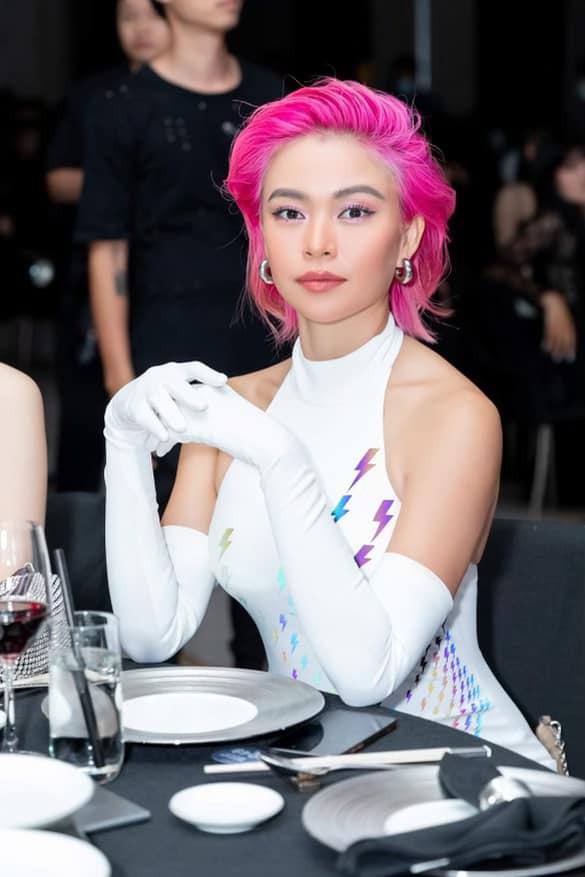 Hoa hậu Đỗ Thị Hà xinh đẹp nền nã với áo dài, H'Hen Niê hoá búp bê barbie nóng bỏng - 8